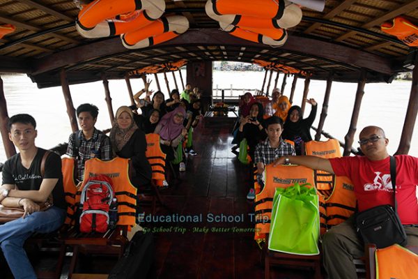 Student and teacher in a boat to discover Mekong Delta