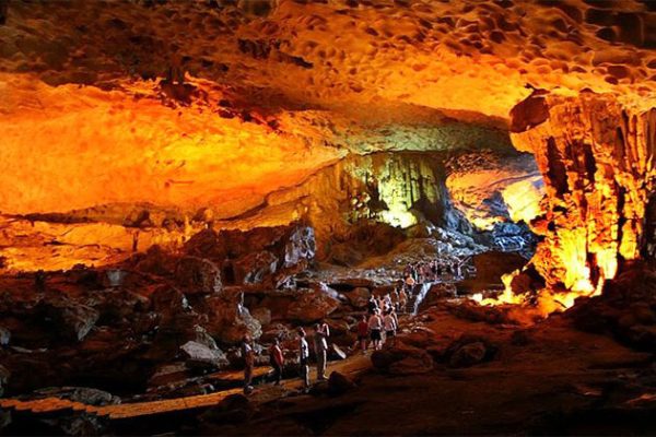 Discover Fanciful Sung Sot cave in Halong