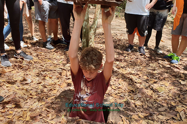 Discover the tunnel of Cu Chi - Vietnam school trip