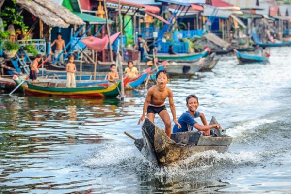See the local life of people in Tonle Sap Lake