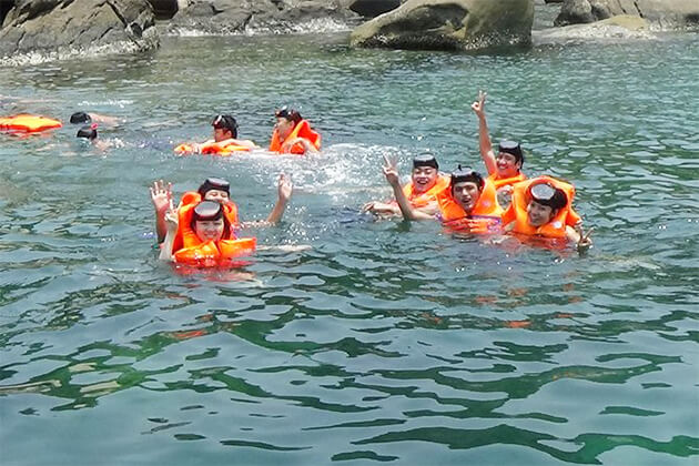 Snorkeling in Cham Island Student Tour