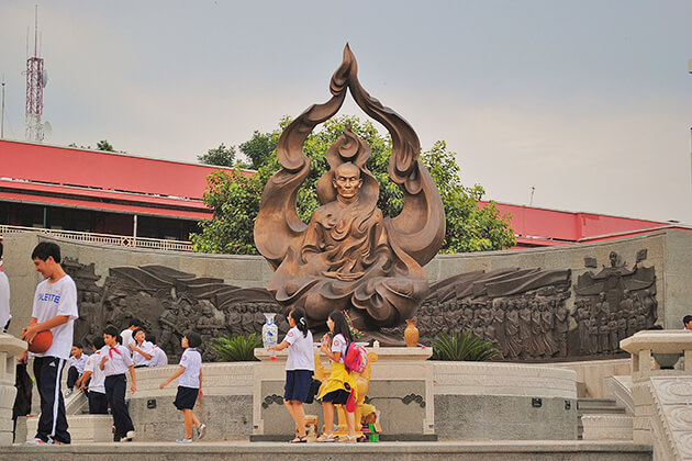 Students explore Thich Quang Duc Monument