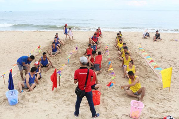 Team building game in Mui Ne - Vietnam school trips