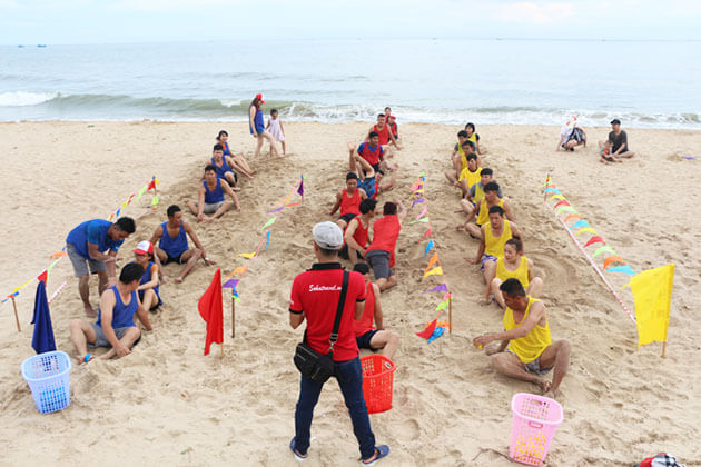 Team building game in Mui Ne - Vietnam school trips