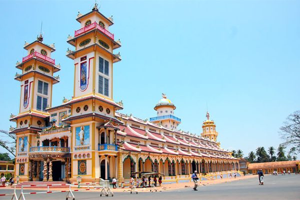 Students visit Cao Dai Temple