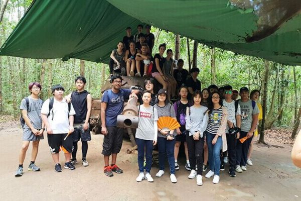 Students-visit-Cu-Chi-Tunnels