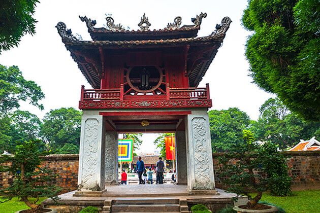 Students-visit-Temple-of-Literature in Vietnam school trip