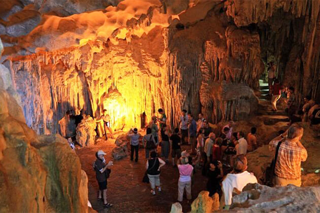 Students witness Sung Sot Cave- Halong