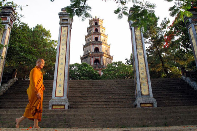 Thien Mu Pagoda visiting from Vietnam school tour