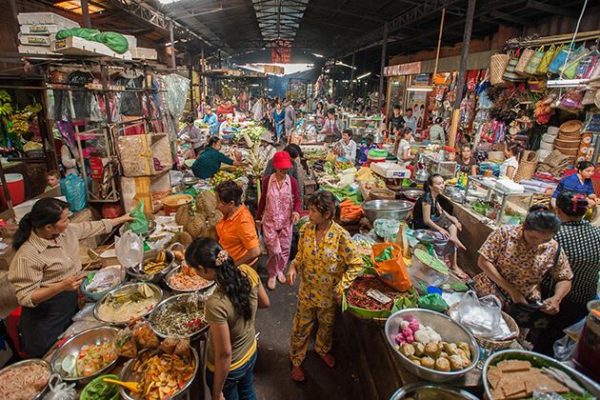 Visit-the-Russian-Market - Cambodia school trips