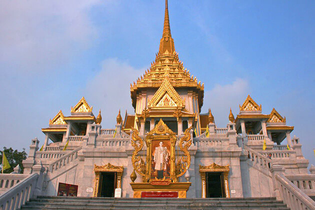Wat Traimit a must-see place for students of Thailand School Tour
