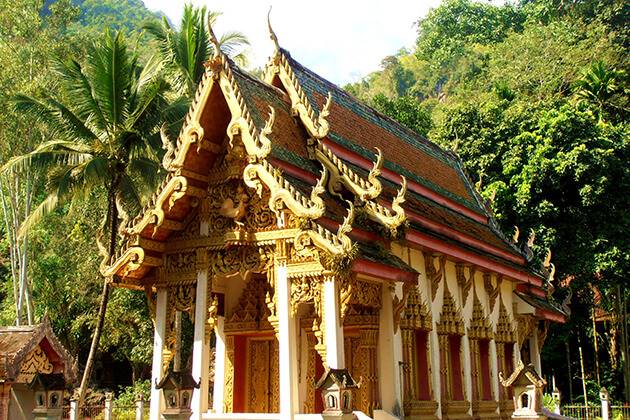 Chiang Dao Temple - Thailand school trips