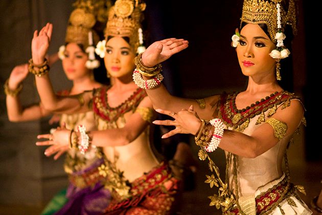 Apsara-dance-performance in Cambodia school trips