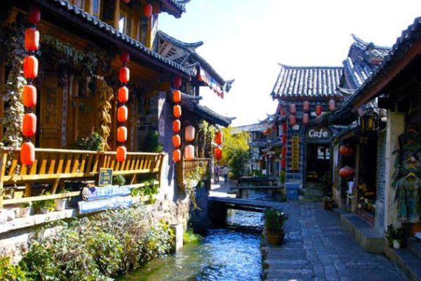students of China school tour visit Lijiang Old Town