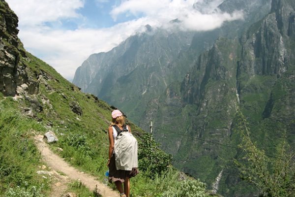 students of China school trip exploreTiger Leaping Gorge